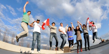 Happy-students-inlingua-Vancouver-language-school-Canada